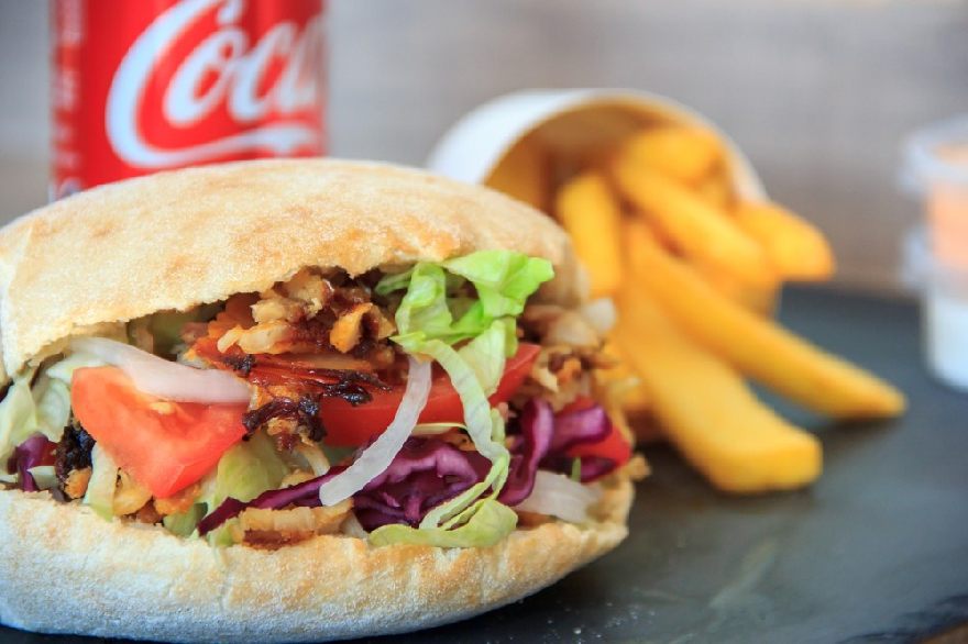 Leckeren Döner und frischen Lahmacun bei dem türkischen Restaurant Kebab Baba in Berlin mit Lieferservice von türkische Spezialitäten.